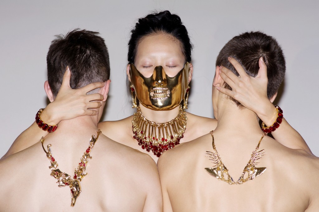 אפרת קסוטו ואלון ליבנה - שרשראות ומסיכה